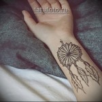 tatuaż łapacza snów na nadgarstku dziewczyny