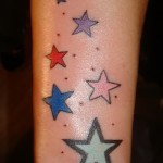 wielokolorowe kobiece gwiazdy w tatuażu