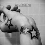 duże gwiazdy w tatuażu na nadgarstku - kobiety