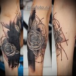 tatuaż z czarnej róży na ramieniu dziewczyny