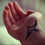 tatuaż jaskółczy ogon dla dziewczynki na nadgarstku