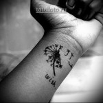 tatuaż mniszka lekarskiego dla kobiet