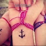 tatuaże na dłonie kobiet z kotwicą