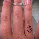 kobiecy tatuaż na palue - hieroglif