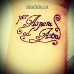 Napis łaciński - tatuaż na nadgarstku kobiety