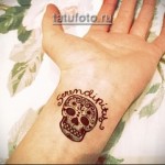 tatuaż z czaszką i napisem na nadgarstku dziewczynki