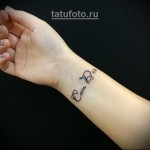napis tatuaż na nadgarstku - łaciński - damski