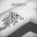 kwiaty w tatuażu dla dziewczynki na nadgarstku