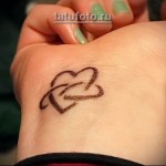 serca na dłoni - tatuaż dla kobiet