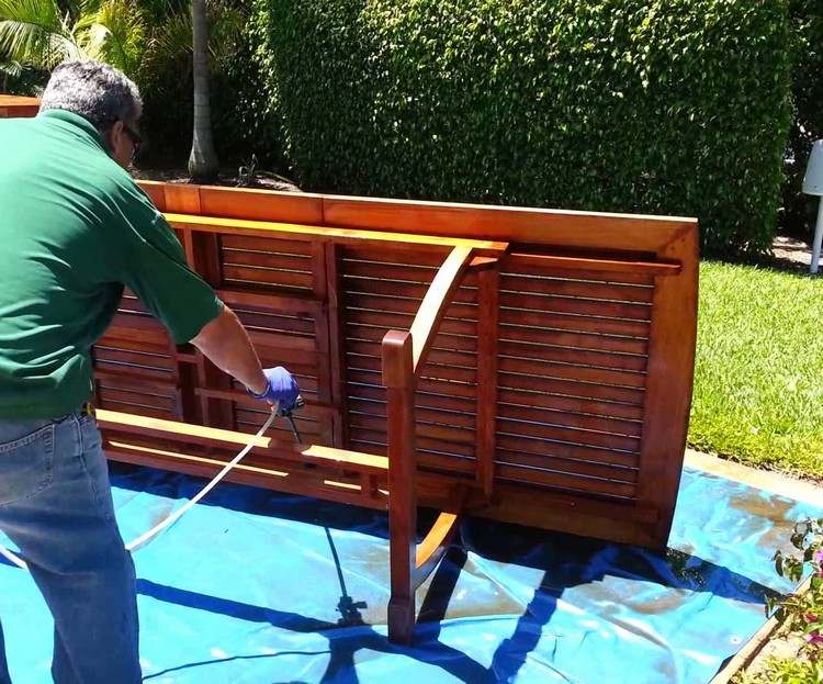Čistenie teakového jedálenského stola v záhrade teakový záhradný nábytok-jedálenský stôl-čistenie-osvieženie