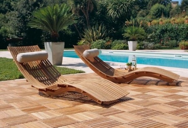 Ležadlá z teakového dreva majú moderný dizajn Ležadlá z tíkového dreva Moderný dizajn, ktorým sa kladie drevená dlažba Tipy