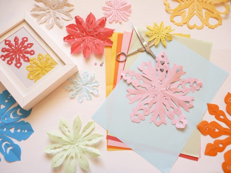 Kvety Kirigami vystrihnuté na jarný rám obrazu