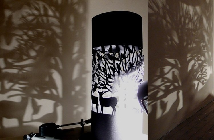 Papier na lampu Kirigami prerušuje tieňové hry