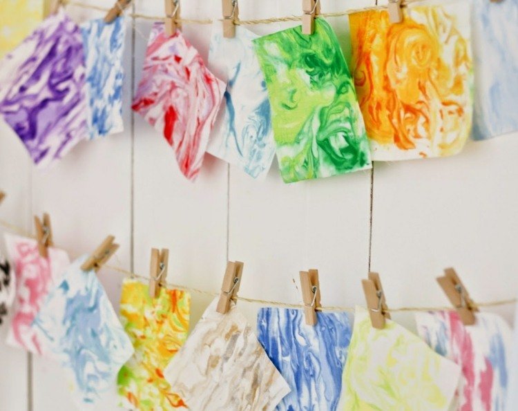 Maľovanie penou na holenie v detskej záhrade alebo na detskej narodeninovej párty