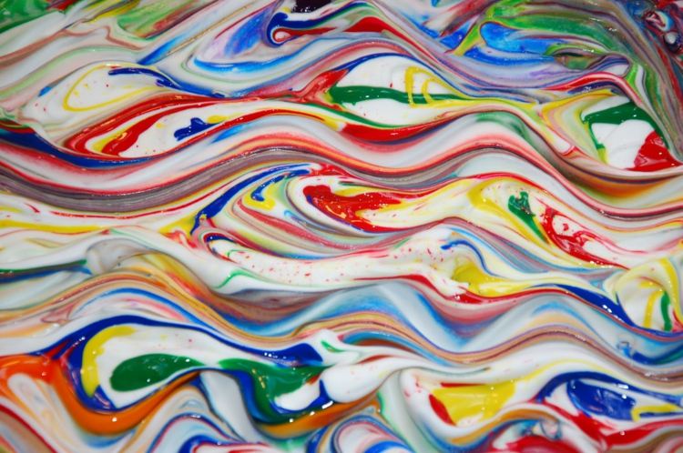 Na maľovanie holiacou penou môžete použiť prstové, potravinárske a akrylové farby