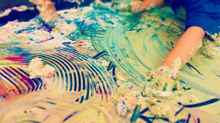 Deti rady maľujú rukou, čo sa dá aj krémom na holenie