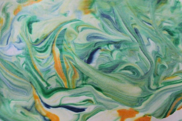 Obrázok v zelených farbách s oranžovou a modrou