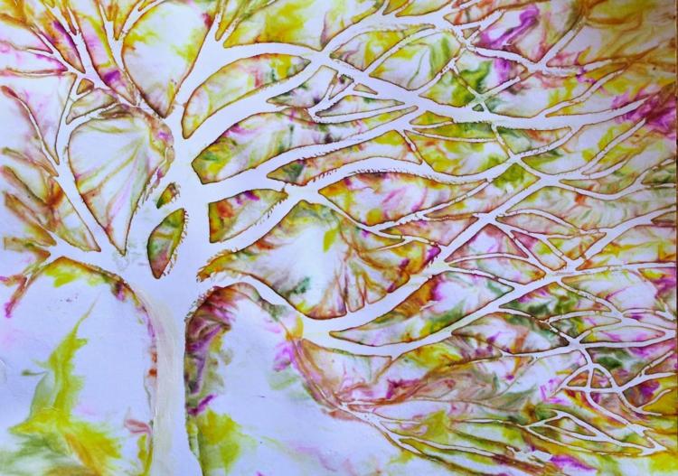 Krásny strom v jesenných farbách s dlhými vetvami