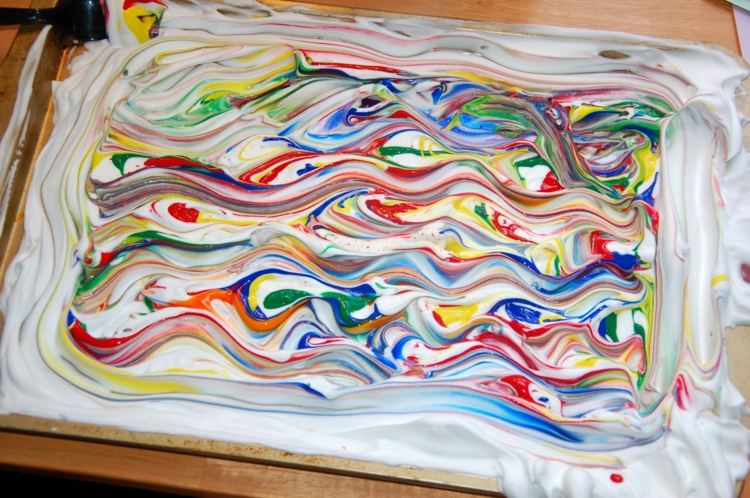 Vytvorte v pene na holenie krásne vzory pomocou drevenej tyčinky alebo slamky