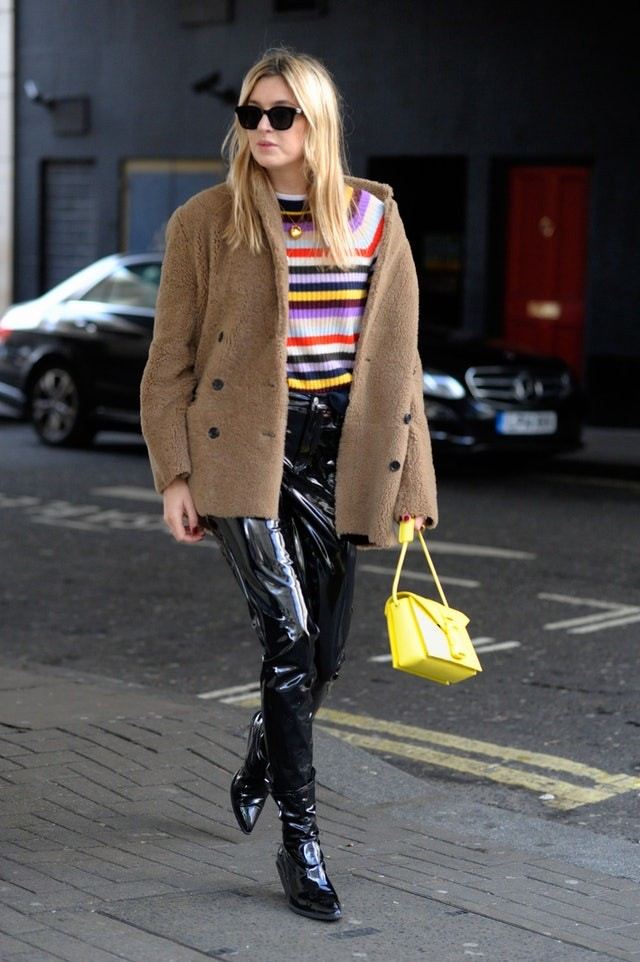 Skombinujte outfit Lederhosen k jesennému plyšovému kabátu