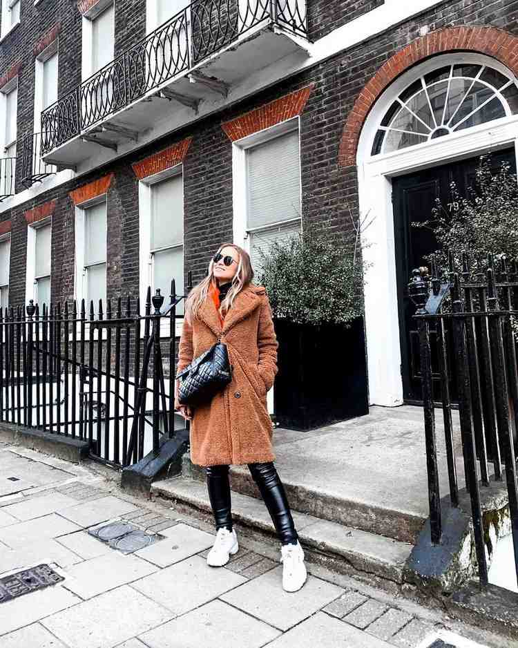 Lederhosen kombinuje plyšový kabát na jeseň