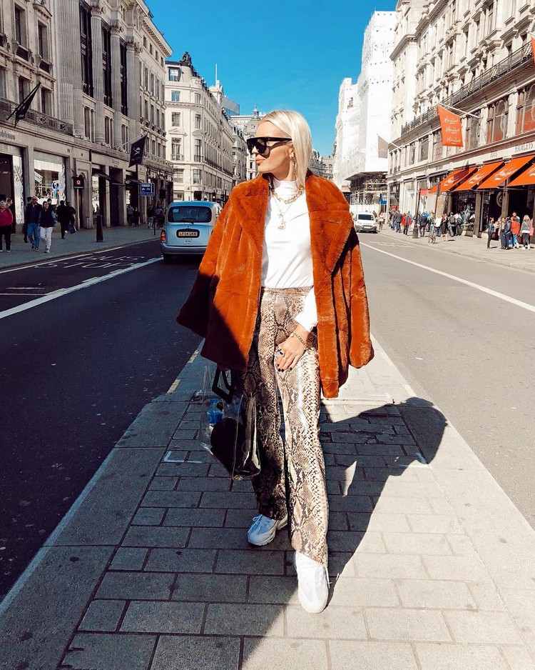 Módne trendy na jeseň v zime 2020 nápady na oblečenie plyšového kabátu