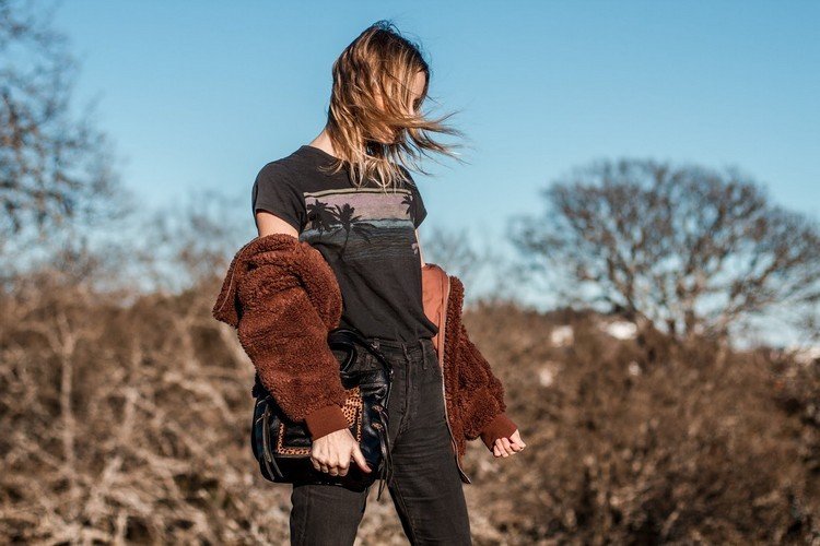 Módne trendy jeseň zima 2020 kombinujte plyšový kabát