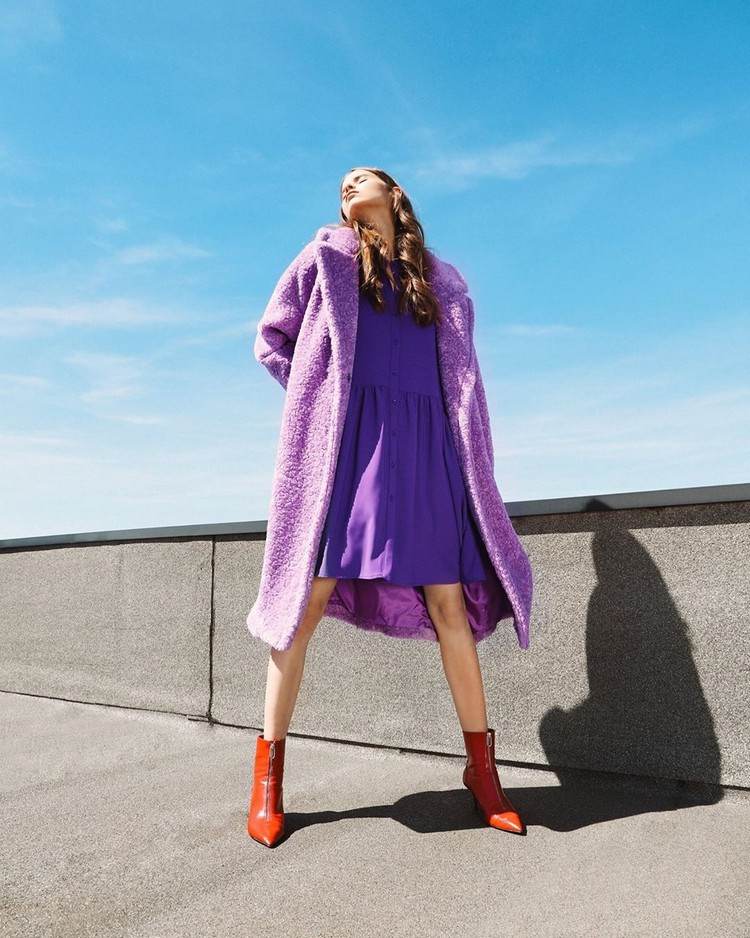 Slipdress kombinovať plyšový kabát jesenné oblečenie ponožky topánky trend