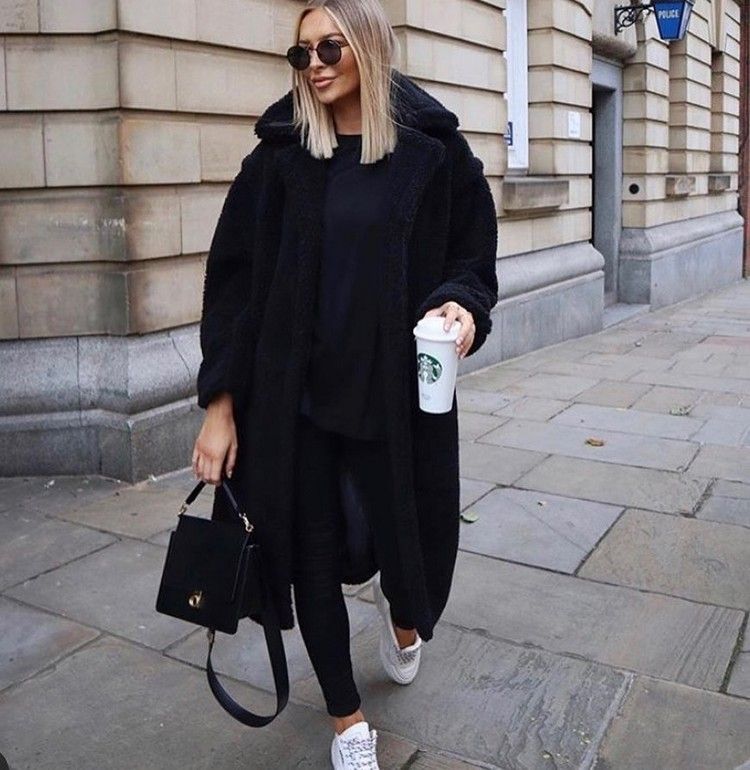 Skinny džínsy kombinujú plyšové oblečenie k jesenným outfitom