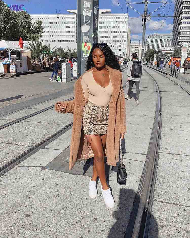 Skombinujte jesennú mini sukňu s plyšovým kabátom s hadím vzorom