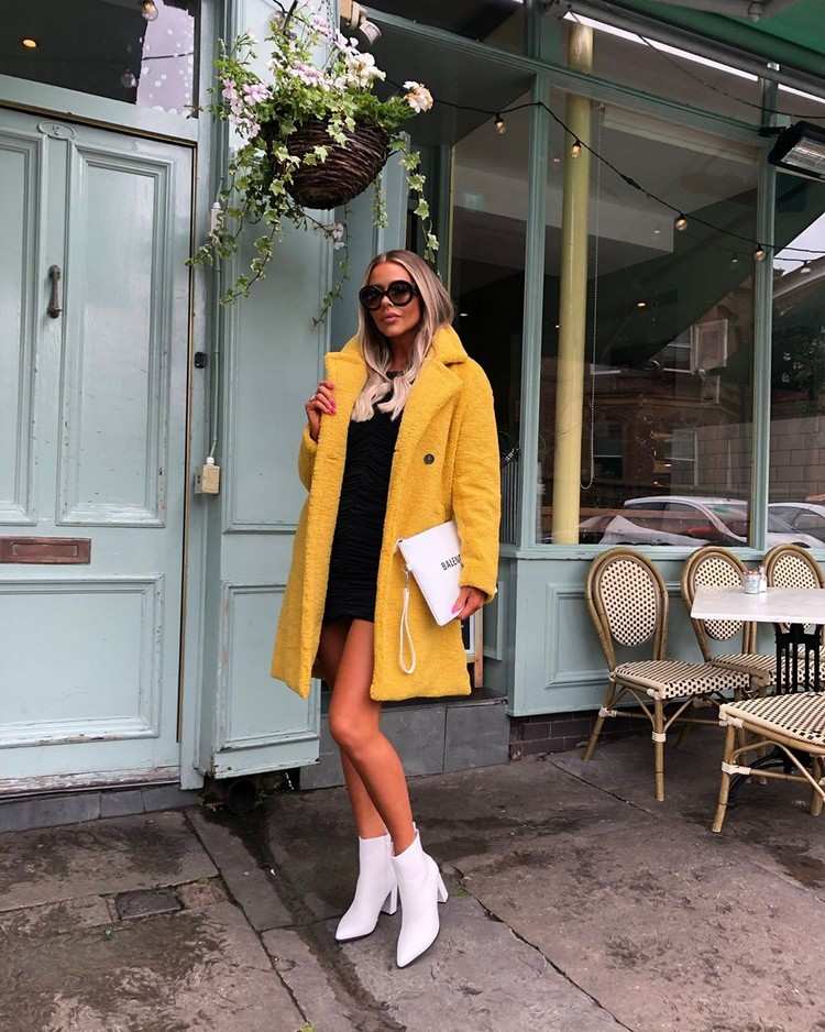 biele čižmy kombinujú outfit jesenného plyšového kabáta