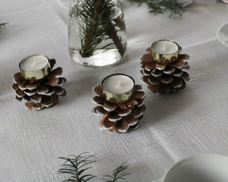 Vyrobte si z borovicových šišiek čajové sviečky a ozdobte stôl na jeseň a v zime