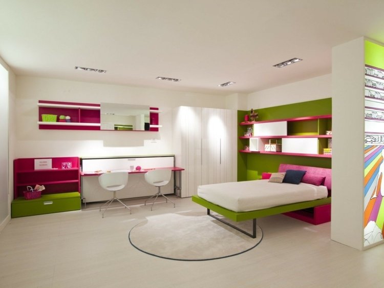 teenager izba pestrá zelená ružová posteľ nepriame osvetlenie