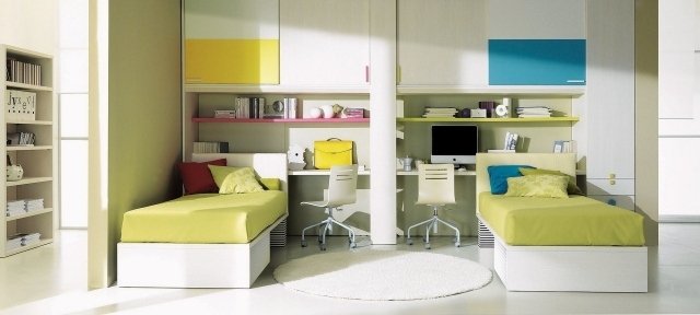 izba pre mladých teenagerov dvaja ľudia zdieľajú izbu