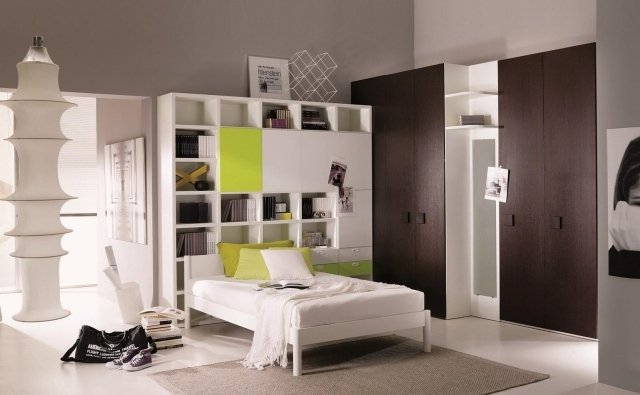 teenagerská chuť tmavé drevo kontrast jasný interiérový dizajn