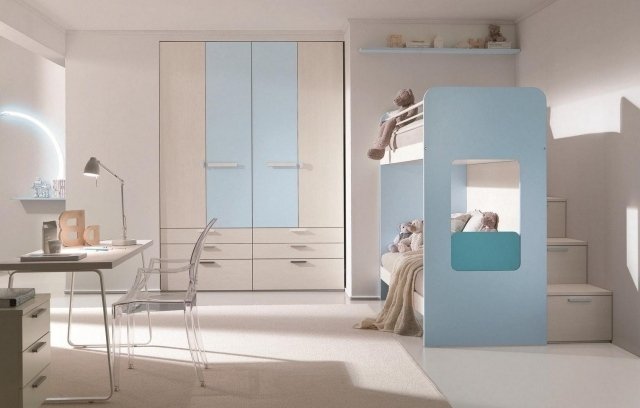 izba pre chlapcov jasný čistý poriadok zaplavený bielym nábytkom