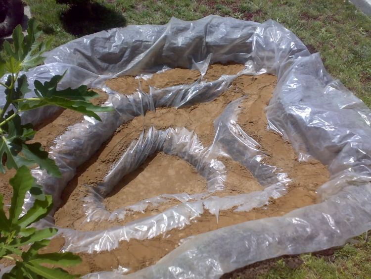 rybník-potok-záhrada-kopanie-zemina-fóliový kryt