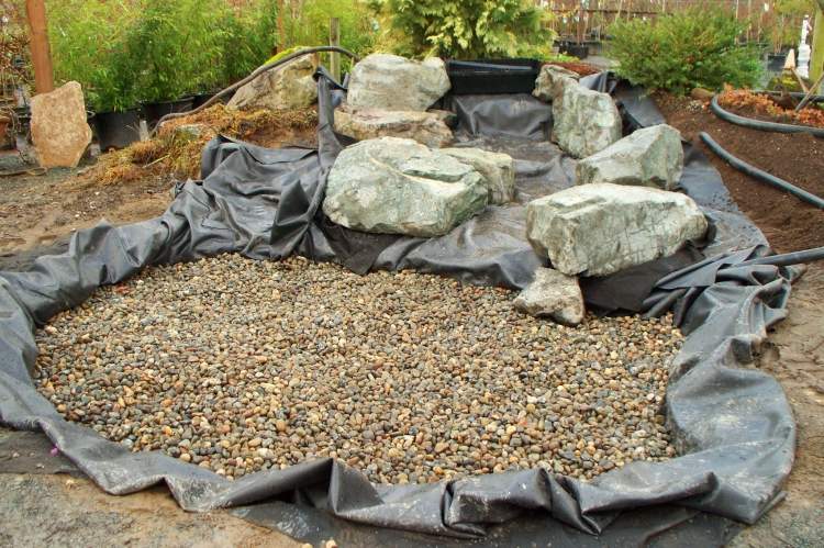 rybník-potok-záhrada-vytvorte-štrk-zem-fólia