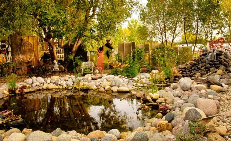 rybník-potok-záhrada-kamene-rastliny-dekorácia-stromy