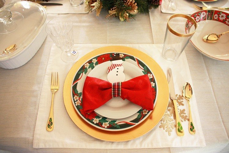 tanier na vianoce ozdobiť snehuliaka červenou stuhou