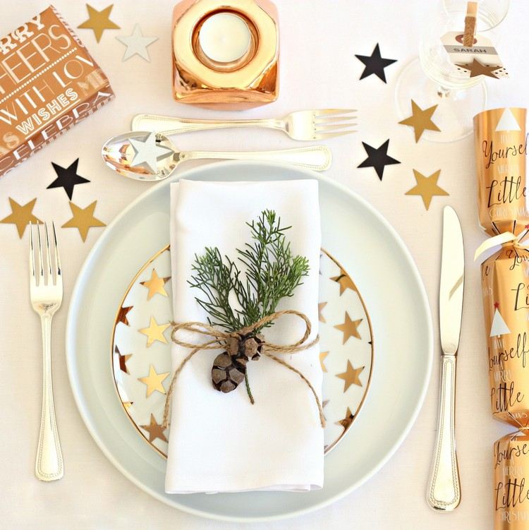 dekorácie na stôl vianočné nápady taniere zdobia hviezdy prírodný materiál