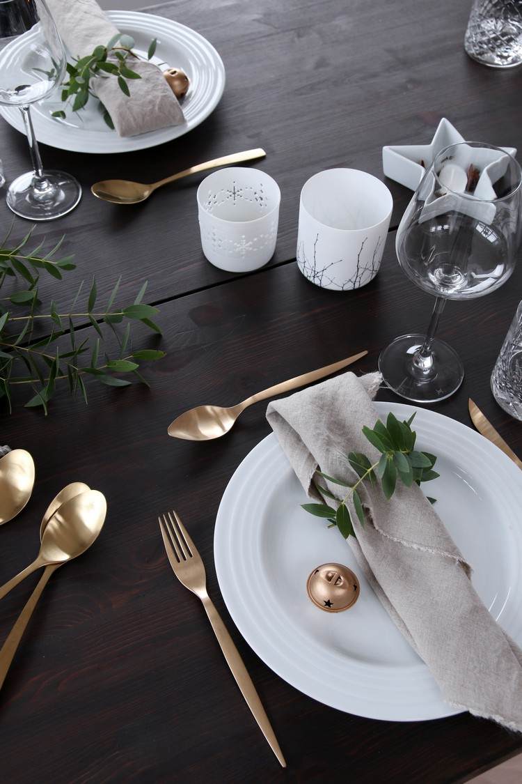 škandinávska dekorácia vianočného stolu minimalistická