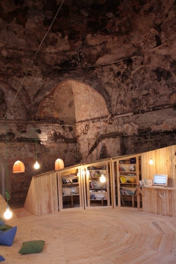 Dočasná inštalácia bulharského štúdia 812 starý hamamový kúpeľ