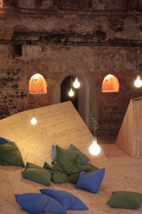 Dočasná architektonická inštalácia závesných svetiel, drevená konštrukcia