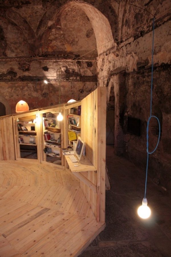 Dočasná inštalácia architektúry kontrastuje s knihami o umení