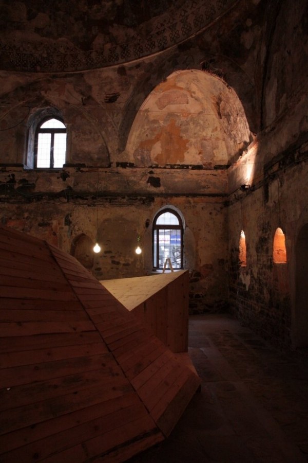 Dočasná inštalácia architektúry vápencové steny drevená konštrukcia