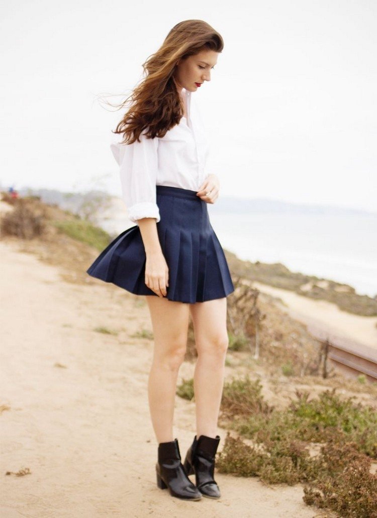 Letné outfity nápady skladaná sukňa kombinujú trend kovbojských topánok