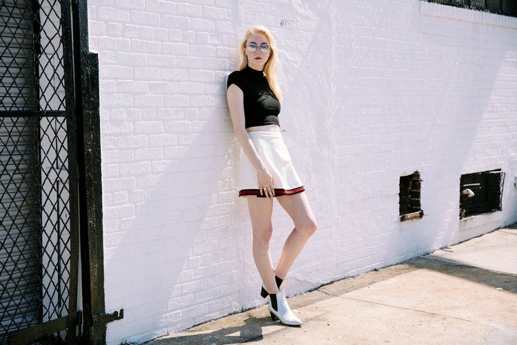 Skladaná sukňa na tenisovú sukňu kombinuje letné módne trendy