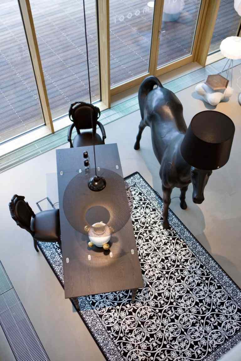 Dizajnový koberec s čiernobielymi ozdobami od Marcela Wandersa koberec-design-marcel-wanders-čierna-biela-ornamenty-sochárska lampa-moderné-stolové stoličky