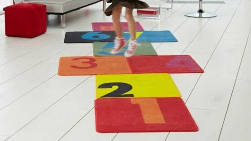 detská izba s farebným hracím kobercom